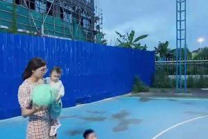 比利亚雷亚尔vs马德里竞技直播免费观看_比利亚雷亚尔vs马德里竞技在线观看免费_比利亚雷亚尔vs马德里竞技高清回放大姐一手抱娃一手投三分 真怕她不小心扔错了
