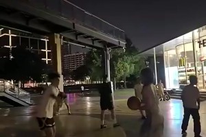 阿森纳vs桑德兰直播在线观看高清_阿森纳vs桑德兰在线观看完整免费高清_阿森纳vs桑德兰在线直播别看小姐姐穿连衣裙和拖鞋，看着架势真的会打球！
